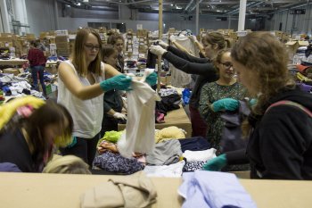 Helfer für Flüchtlinge in den Hamburger Messehallen